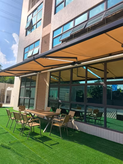 Mobília externa deslizante para telhado de terraço totalmente automática SPA Churrasqueira Telhado à prova d'água Gazebo Pergola de alumínio Toldo retrátil com tela lateral